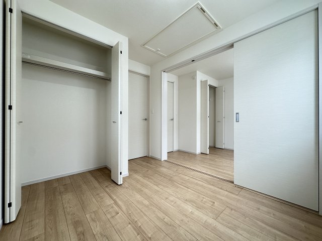 横浜市保土ケ谷区新井町新築戸建ての洋室|洋室それぞれには十分な広さのクローゼットも備わっております。お部屋の整理整頓もしやすそうです。