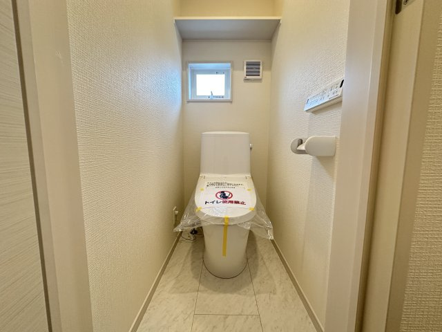 横浜市保土ケ谷区新井町新築戸建てのトイレ|窓が付いていて換気にも優れているトイレは、１階と２階にひとつづつございます。