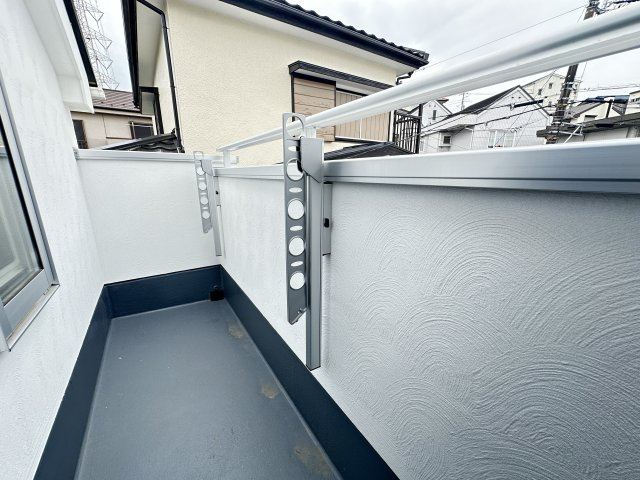 横浜市保土ケ谷区新井町新築戸建てのバルコニー|バルコニーは２階に２ヶ所あり、たくさんお洗濯ものが一度に干せそうです。