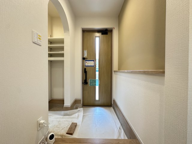 横浜市保土ケ谷区新井町新築戸建ての玄関|玄関横には、今人気のシューズインクローゼットがございます。散らかりがちな玄関周りもスッキリと使えます。