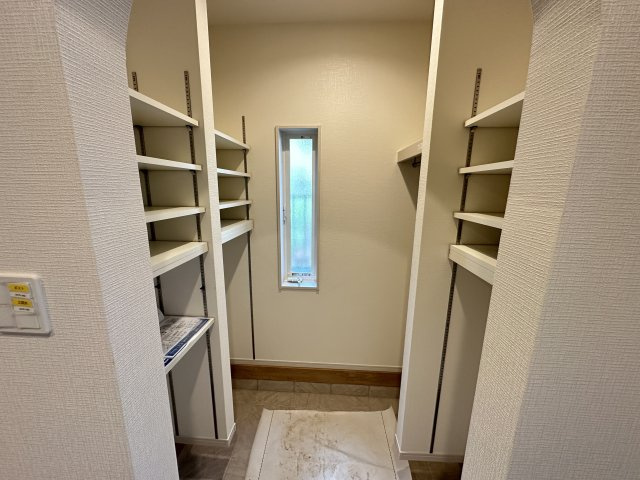 横浜市保土ケ谷区新井町新築戸建ての玄関|シューズインクローゼットの様子です。大型で収納力たっぷりです。窓も付いていて、明るいクローゼットです