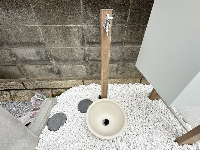 横浜市保土ケ谷区新井町新築戸建ての庭|お庭には水道も備わっており、汚れを落としたり、お花屋植木に水をやるときにも重宝します。