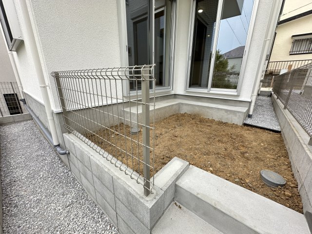 横浜市保土ケ谷区新井町新築戸建ての庭|リビングに面したお庭スペースです。どんなお庭にするかは楽しみの一つになりますね。