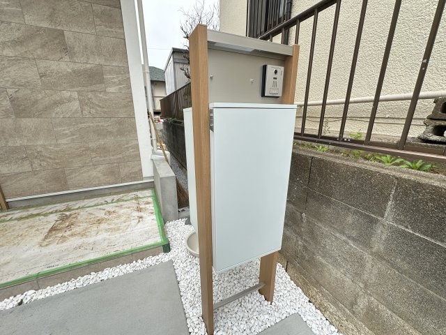 横浜市保土ケ谷区新井町新築戸建ての玄関|不在時にもあると大変便利な宅配ボックスを完備。スタイリッシュなデザインです。
