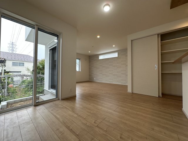 横浜市保土ケ谷区新井町新築戸建ての居間・リビング|お庭も望めるキッチンで、家具の配置も悩みなく住み心地のよさそうな広いLDKです。