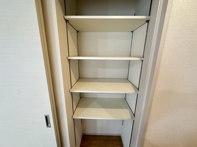 横浜市保土ケ谷区新井町新築戸建ての収納|キッチン横のパントリーです。これだけの大きさがあれば、たくさん収納出来そうですね。