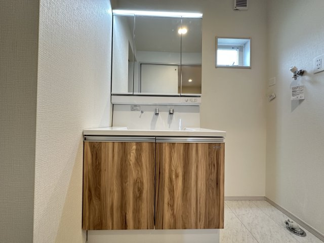 横浜市保土ケ谷区新井町新築戸建ての独立洗面台|木目調の独立洗面化粧台は豪華で、収納力たっぷりです。