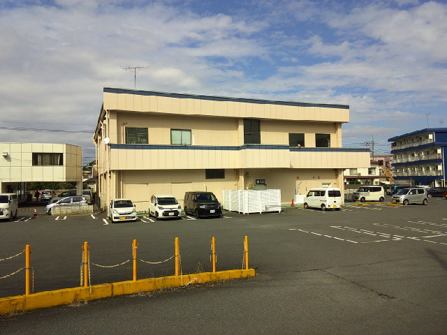 八王子市西寺方町の倉庫の駐車場