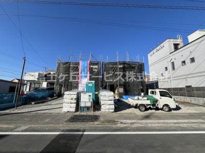 【外観】 | 菊川市加茂 16期 新築一戸建て 1号棟 | 現在建築中の外観画像です。ご内覧は同じメーカーの完成物件へご案内いたしますので、いつでもご相談ください！
