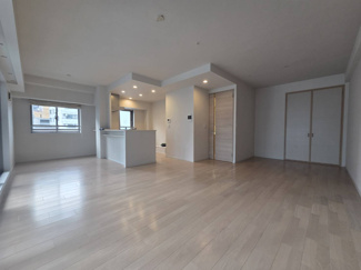 【居間・リビング】 | ブランズシティ天神橋筋六丁目 | 南西角部屋のため、採光も取れて日中明るいリビングです。4LDKから3LDKに変更しリビングの広さが魅力的で開放感がございます。