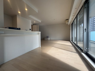 【居間・リビング】 | ブランズシティ天神橋筋六丁目 | 南西角部屋のため、採光も取れて日中明るいリビングです。4LDKから3LDKに変更しリビングの広さが魅力的で開放感がございます。