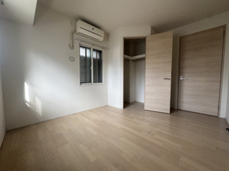 【洋室】 | ブランズシティ天神橋筋六丁目 | ウォークインクローゼット付きの洋室です。採光も取れ、明るいお部屋です。