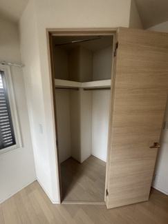 【収納】 | ブランズシティ天神橋筋六丁目 | 奥行きのあるウォークインクローゼットです。各部屋に収納が有り、収納には困らないお部屋です。