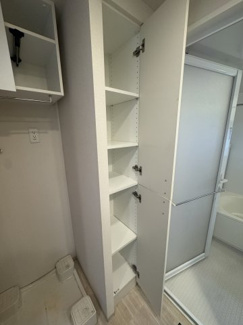 【脱衣所】 | ブランズシティ天神橋筋六丁目 | 洗面所にはタオルや下着類が収納できるリネン庫がございます。お風呂上がりや洗面所には欠かせない便利な収納です。