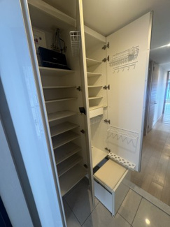 【玄関】 | ブランズシティ天神橋筋六丁目 | 玄関部分の収納も豊富にございます。スライド式の玄関ベンチも完備しています。