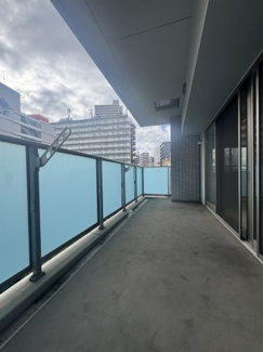 【バルコニー】 | ブランズシティ天神橋筋六丁目 | 奥行きのあるバルコニー。洗濯物も十分に干せるスペースです。南西向きで日光も良く当たるお部屋です。