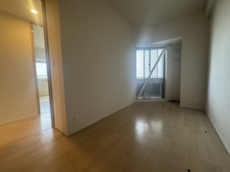 【子供部屋】 | ブランズシティ天神橋筋六丁目 | 廊下面に面している窓はポーチ部分になるので、人目を気にする事なくお過ごしいただけます。