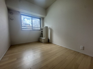 【寝室】 | ブランズシティ天神橋筋六丁目 | 窓付きで明るいお部屋です。柱も無いので、物の配置に困らない使い勝手の良い洋室です。