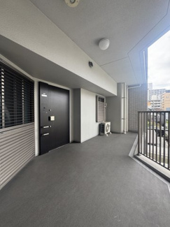 【その他共用部分】 | ブランズシティ天神橋筋六丁目 | プライバシーに配慮されたお部屋前のポーチ部分。