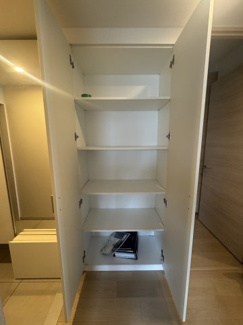 【設備】 | ブランズシティ天神橋筋六丁目 | 靴箱横の収納です。収納力が魅力的なお部屋。
