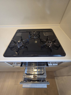 【キッチン】 | ブランズシティ天神橋筋六丁目 | ガス3口コンロで調理もらくらくです。