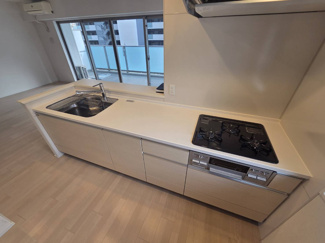 【キッチン】 | ブランズシティ天神橋筋六丁目 | カウンターキッチン採用で、リビングを見渡せる開放的なキッチンです。