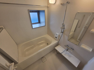 【浴室】 | ブランズシティ天神橋筋六丁目 | 小窓が付いており、風通しも良く換気に適しています。広い浴槽で、追い焚き・ミストサウナ完備。