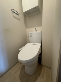 【トイレ】 | ブランズシティ天神橋筋六丁目 | 温水洗浄便座完備で、上部には収納スペースがございます。