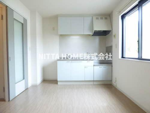 ポワッソン・ルージュの居間・リビング|キッチンスペースは5.9帖★