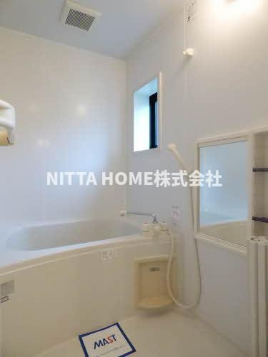 ポワッソン・ルージュの浴室|衛生面でも嬉しい浴室小窓付き♪