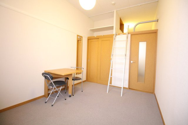 レオパレスナップロイヤルの居間・リビング