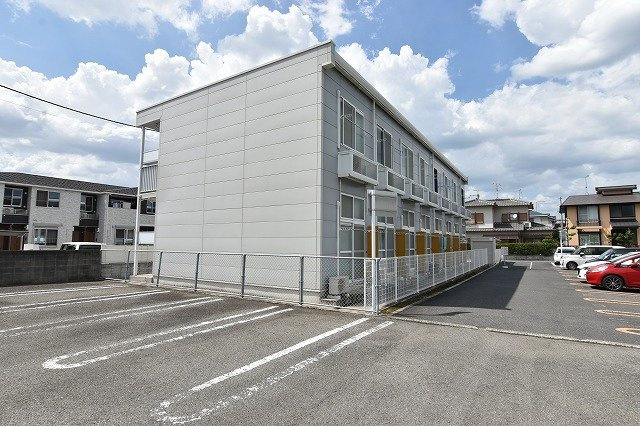 レオパレスナップロイヤルの外観