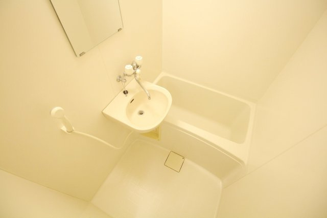 レオパレスナップロイヤルの浴室