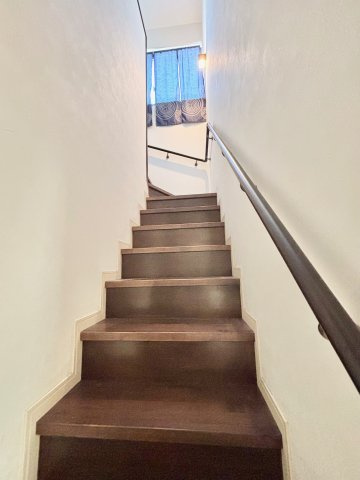 一宮市下田一丁目戸建の設備|階段