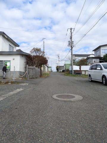 興津3丁目　土地（解体更地渡し）の前面道路含む現地写真