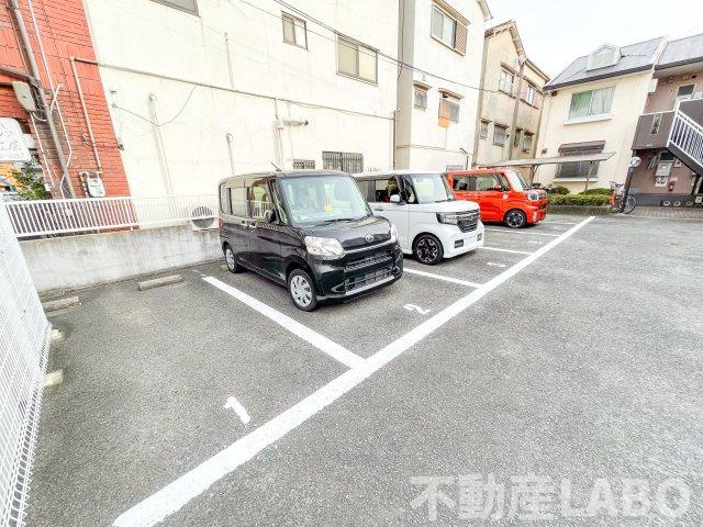 メゾン大久保B棟の駐車場