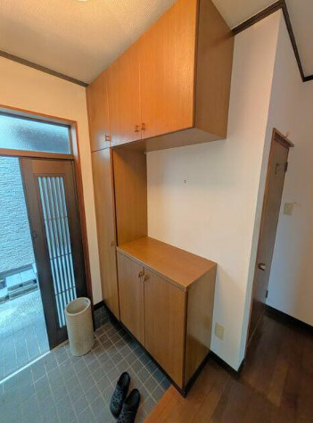 横手一丁目貸家の玄関