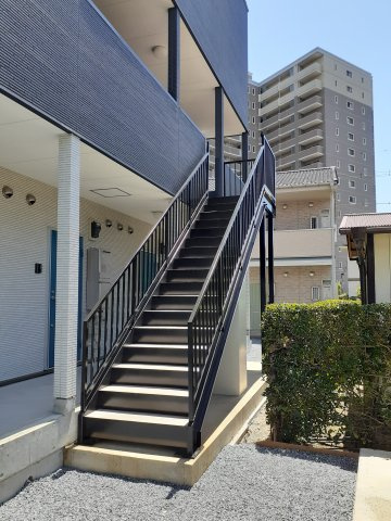 CLAIUSのエントランス|階段です