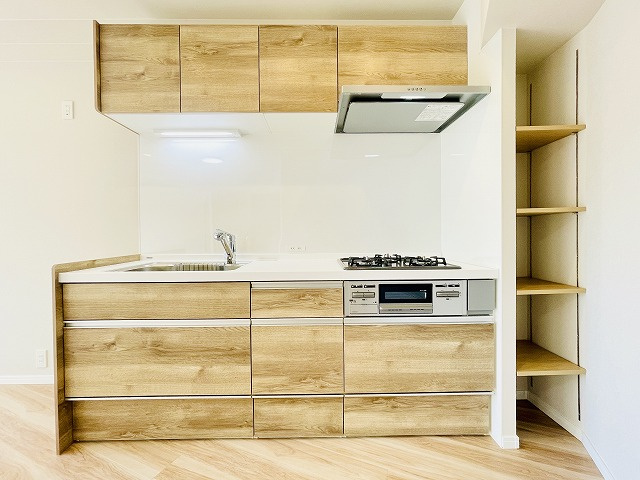 【キッチン】 | 三愛シティライフ二日市 | キッチン横の棚はパントリー代わりにも！可動棚で調整できます