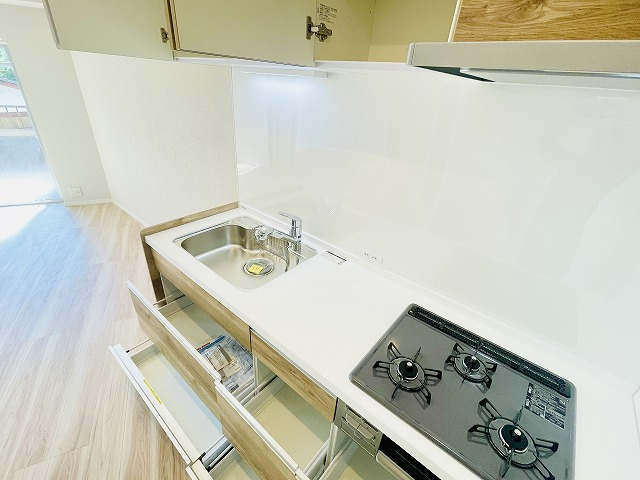 【キッチン】 | 三愛シティライフ二日市 | 新品キッチンは引き出し式収納で大きなお鍋や調味料も楽々取り出せます！吊戸棚もあり、調理器具も整頓しやすいです。