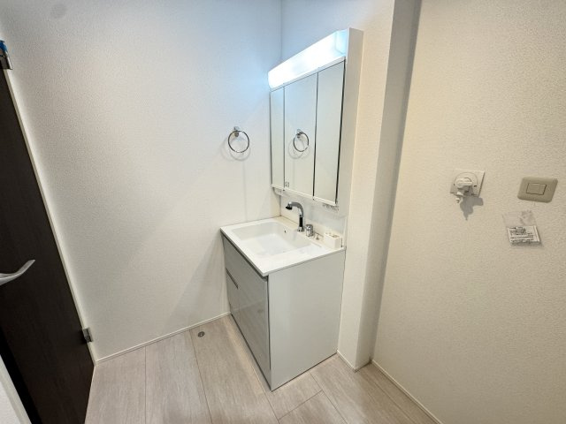 グラファーレ前橋市関根町　1号棟の独立洗面台|シャワー水栓付き洗面台で朝の身支度もバッチリです！
洗面台には収納スペースもあり洗面室もすっきり片付きますよ！
