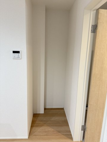 グラファーレ前橋市関根町　1号棟の収納|キッチン横にはパントリーがあります♪棚を置いてストック品の収納にいかがでしょうか。