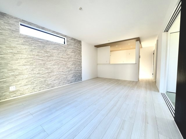 グラファーレ前橋市関根町　1号棟の居間・リビング|高級感あるリビングです♪カウンターキッチンなのでお料理をしながら会話もできます。
夕食の支度をしながら、お子様の様子も見られて自然と会話も増えますよ♪