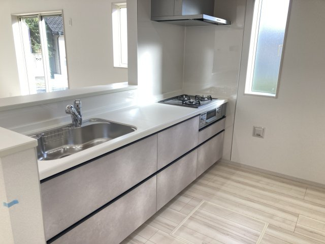 グラファーレ前橋市関根町　1号棟のキッチン|人気のカウンターキッチン採用です☆
コンロも３口ご用意しています！調理スペースも広くストレスなくお料理できます。
浄水器つきなので美味しいお水も飲めますよ♪