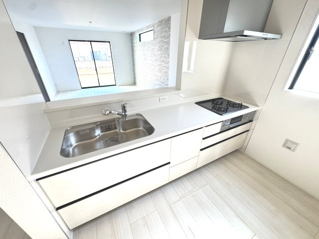 グラファーレ前橋市関根町　1号棟のキッチン|人気のカウンターキッチン採用です☆
コンロも３口ご用意しています！調理スペースも広くストレスなくお料理できます。
浄水器つきなので美味しいお水も飲めますよ♪
