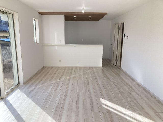 グラファーレ前橋市関根町　1号棟の居間・リビング|17帖のリビングです。カウンターキッチンなのでお料理をしながら会話もできます。
夕食の支度をしながら、お子様の様子も見られて自然と会話も増えますよ♪