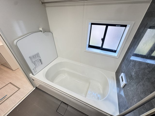 グラファーレ前橋市関根町　1号棟の浴室|１坪タイプのフルオートバスです！
足を延ばして入れる広さなので一日の疲れも癒されますよ♪
室内物干しや浴室乾燥機もあるのでお天気の悪い日にはランドリースペースとしてもご利用できます！