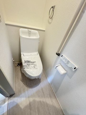 グラファーレ前橋市関根町　1号棟のトイレ|1階トイレです。清潔感のある白を基調としています。
温水洗浄・便座暖房機能の付いた快適なトイレです☆