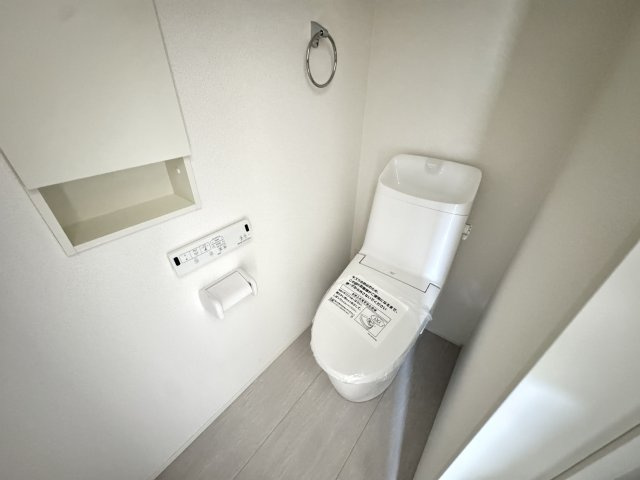 グラファーレ前橋市関根町　1号棟のトイレ|2階トイレです。清潔感のある白を基調としています。