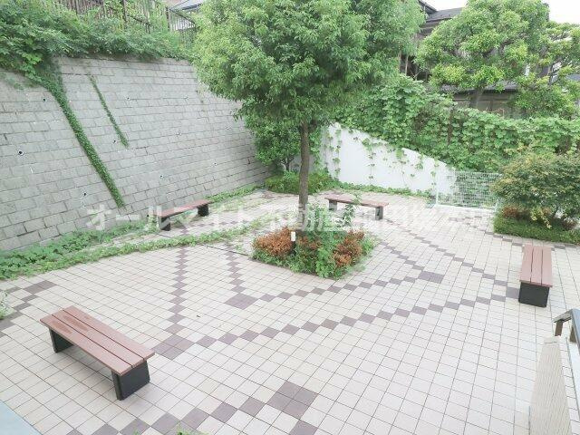 川崎市麻生区高石４丁目の賃貸マンションの庭